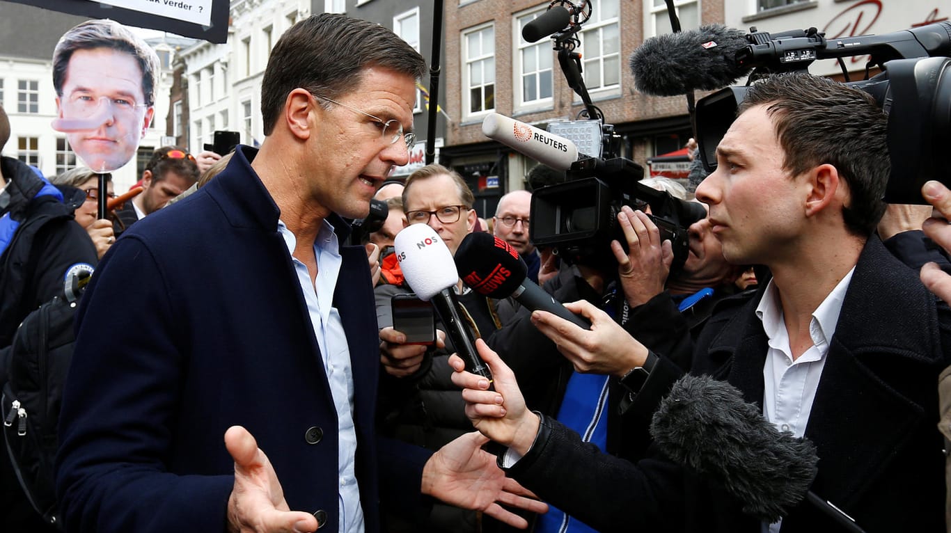 Der niederländische Regierungschef Mark Rutte am Rande eines Wahlkampfauftritts in Breda, wo er mit den Ausfällen aus der Türkei konfrontiert wurde.