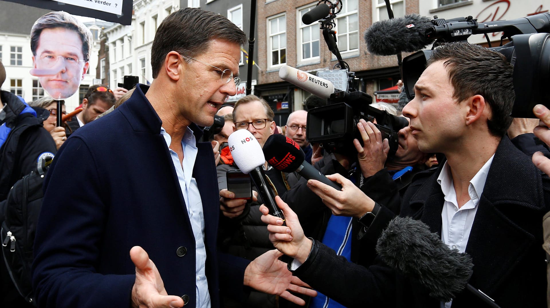 Der niederländische Regierungschef Mark Rutte am Rande eines Wahlkampfauftritts in Breda, wo er mit den Ausfällen aus der Türkei konfrontiert wurde. Der niederländische Regierungschef Mark Rutte am Rande eines Wahlkampfauftritts in Breda, wo er mit den Ausfällen aus der Türkei konfrontiert wurde.