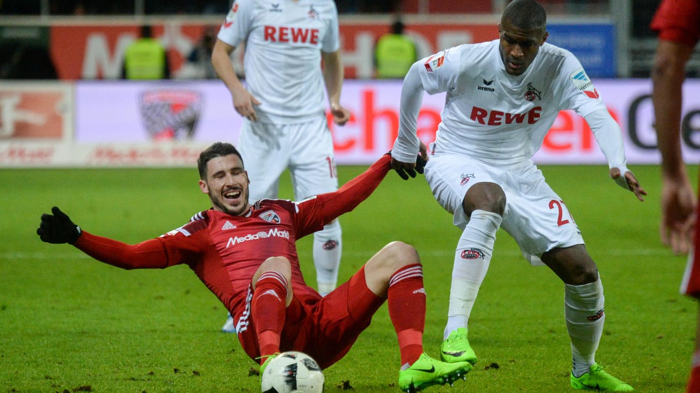 Mathew Leckie (li.) vom FC Ingolstadt und Anthony Modeste von Köln kämpfen um den Ball.