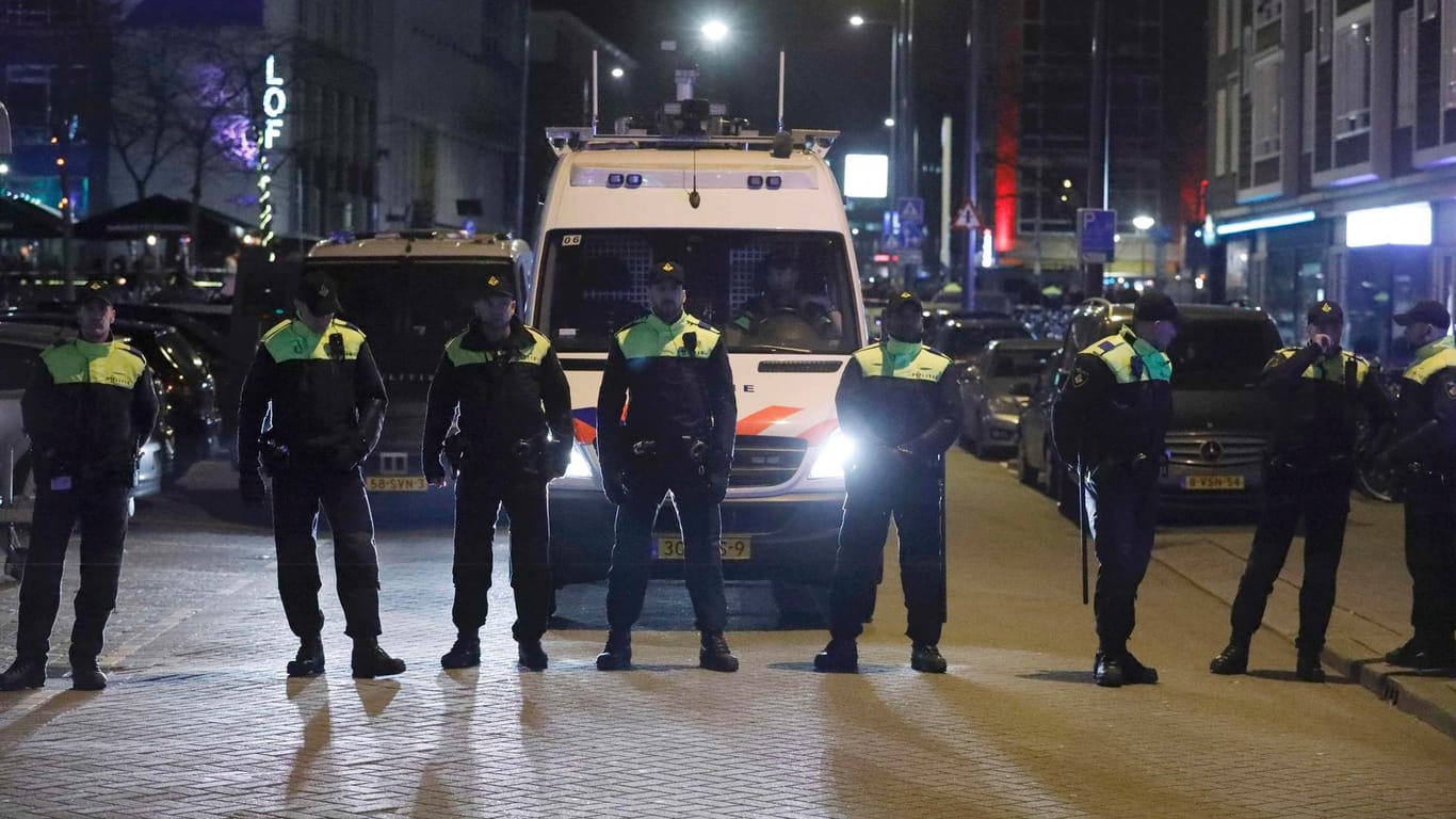 Die Polizei hat die Straße am türkischen Konsulat in Rotterdam abgesperrt.