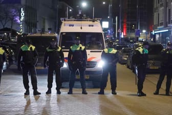 Die Polizei hat die Straße am türkischen Konsulat in Rotterdam abgesperrt.