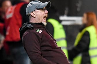 Unzufrieden: Köln Trainer Peter Stöger während des Spiels in Ingolstadt.