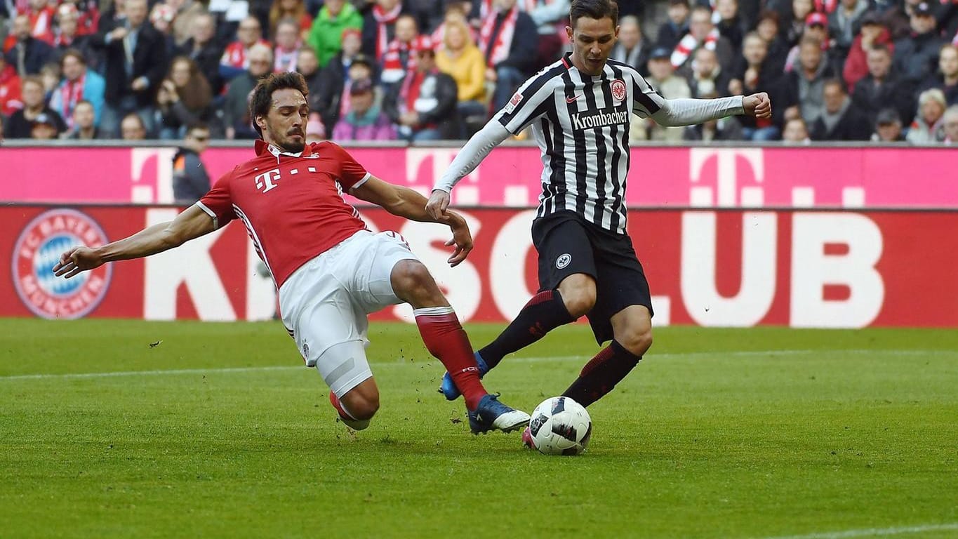 Voller Einsatz: Bayerns Mats Hmmels (links) spitzelt dem einschussbereiten Branimir Hrgota den Ball weg. Voller Einsatz: Bayerns Mats Hmmels (links) spitzelt dem einschussbereiten Branimir Hrgota den Ball weg.