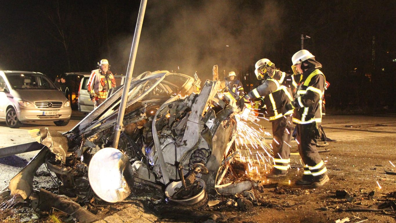 Völlig zerstört ist das Auto, das in der Nacht bei Regensburg gegen eine Ampel gekracht ist.