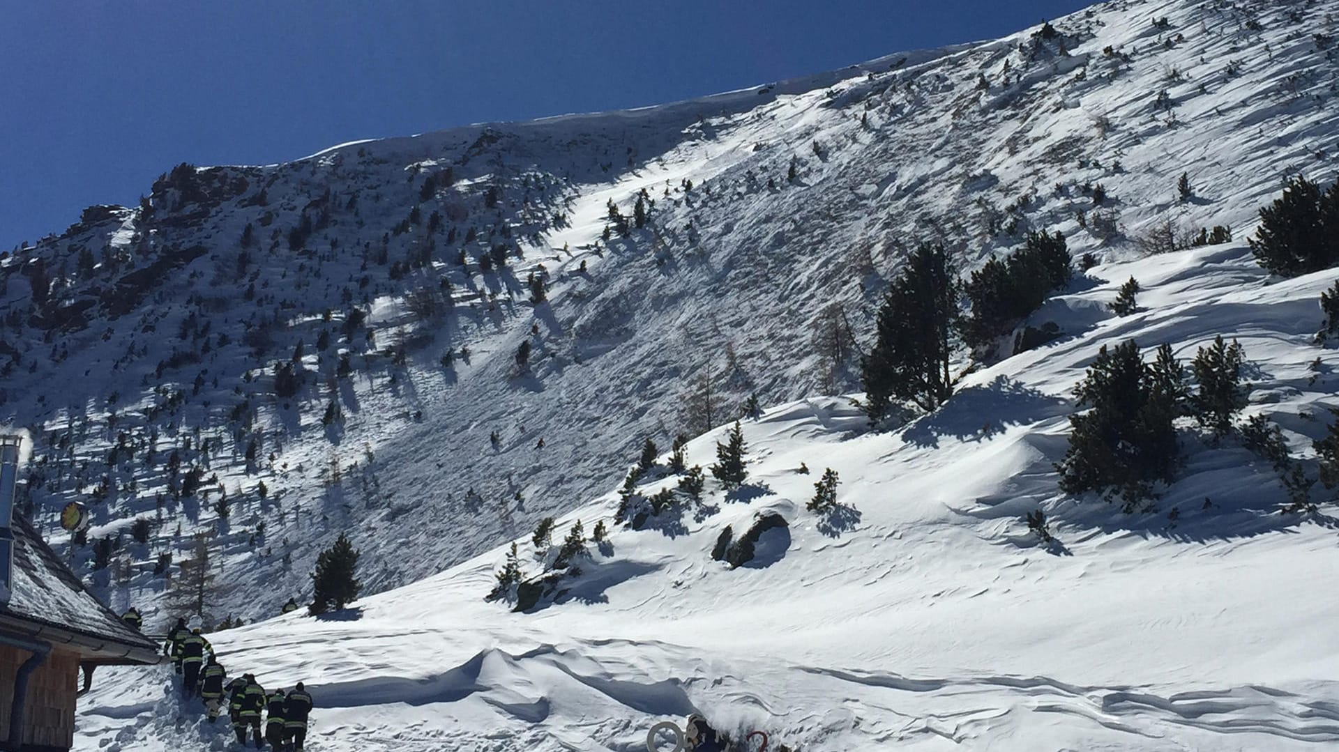 Rettungskräfte sind am 11.03.2017 im Skigebiet Turracher Höhe in Österreich zu einem Hang unterwegs, auf dem eine Lawine abgegangen ist.