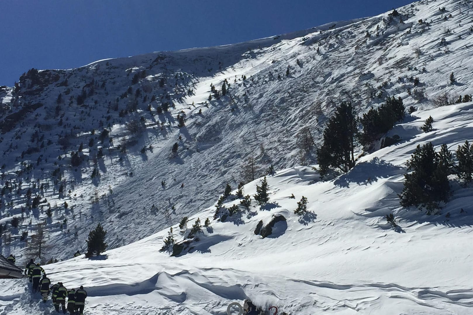 Rettungskräfte sind am 11.03.2017 im Skigebiet Turracher Höhe in Österreich zu einem Hang unterwegs, auf dem eine Lawine abgegangen ist.