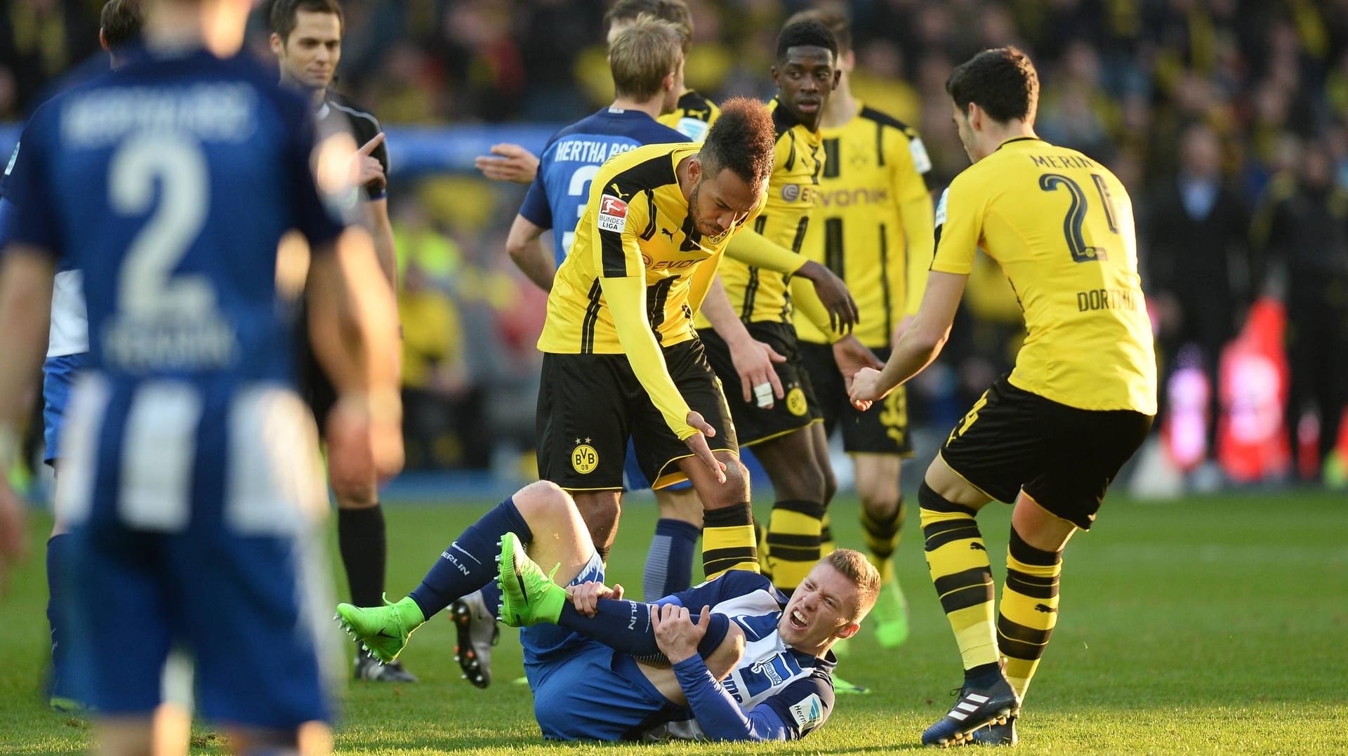 Mitchell Weiser wälzt sich nach einem Tritt von Dembelé am Boden.