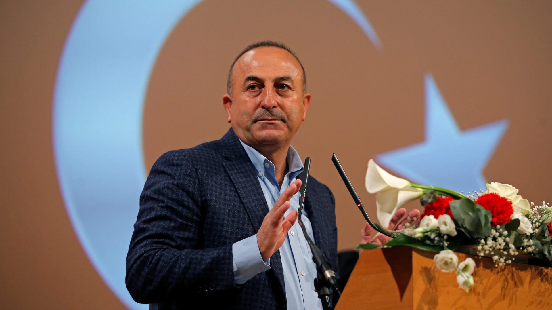 Der türkische Außenminister Mevlüt Cavusoglu zeigt sich empört über das Verhalten der Niederlande.