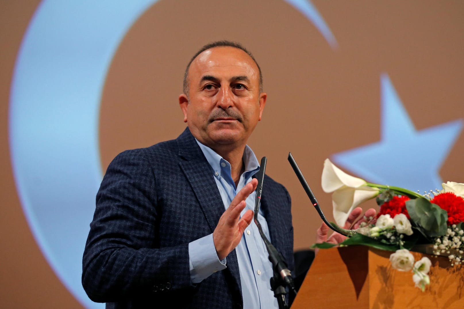 Der türkische Außenminister Mevlüt Cavusoglu zeigt sich empört über das Verhalten der Niederlande.