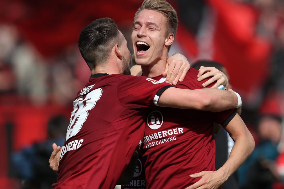 Der Nürnberger Ondrej Petrak (re.) jubelt mit seinem Kollegen Eduard Löwen über seinen Treffer zum 1:0.