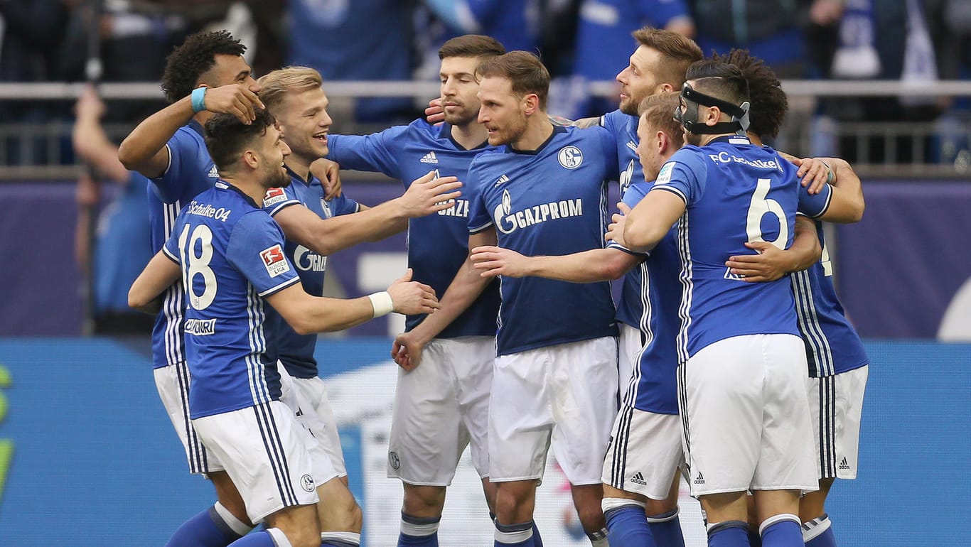 Schalkes Guido Burgstaller (6.vl) jubelt mit seinen Teamkollegen.