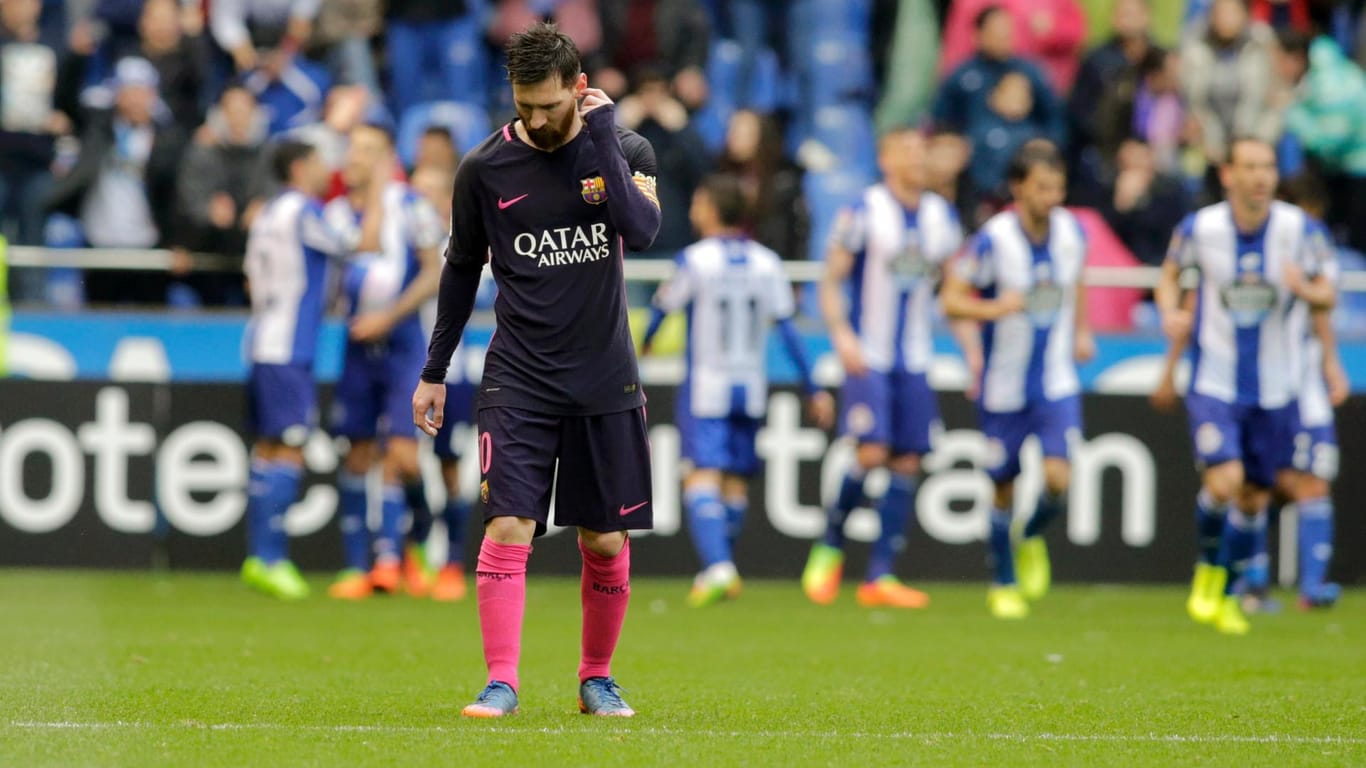 Superstar Lional Messi ist bedient, während Gegner La Coruña ausgiebig jubelt.
