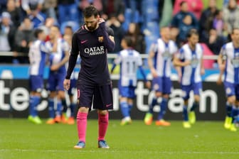 Superstar Lional Messi ist bedient, während Gegner La Coruña ausgiebig jubelt.
