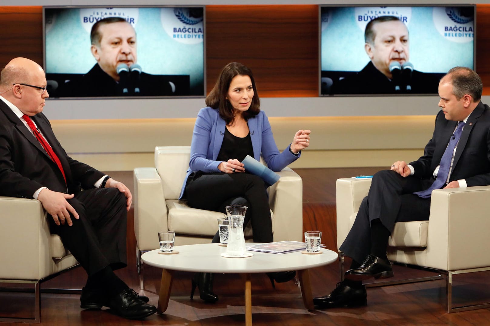 Kanzleramtsminister Peter Altmaier (CDU, links) und der türkische Sportminister Akif Cagatay Kilic streiten in der Talkshow bei Anne Will.