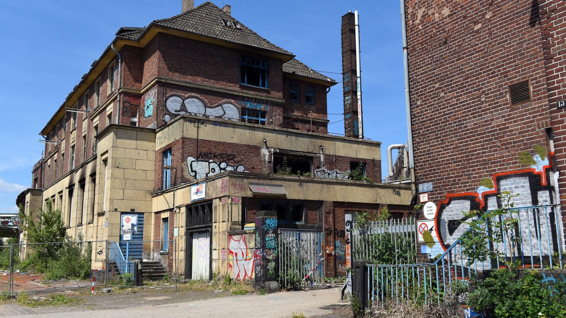 In der alten Papierfabrik "Hermes" fanden Passanten die Leiche eines Mädchens.