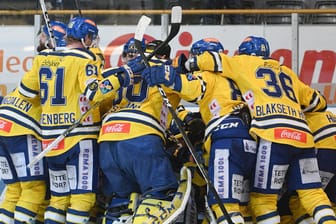 Nachts um halb drei freuen sich die Spieler von Storhamar über den Sieg.