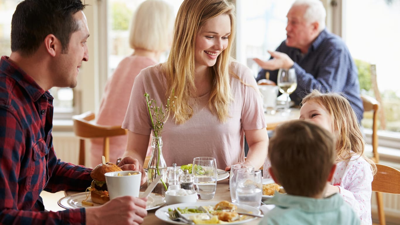 Eine Familie am Tisch im Restaurant: Reichen zwei Stunden für ein gemeinsames Essen, oder wird die Zeit knapp?