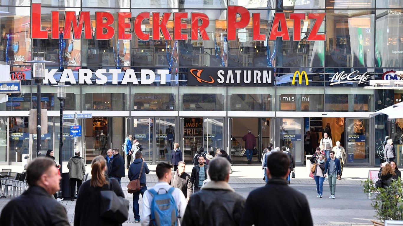 Das Einkaufszentrum "Limbecker Platz" war am Montag wieder geöffnet. Die Behörden ermitteln nach der Terrordrohung weiter.