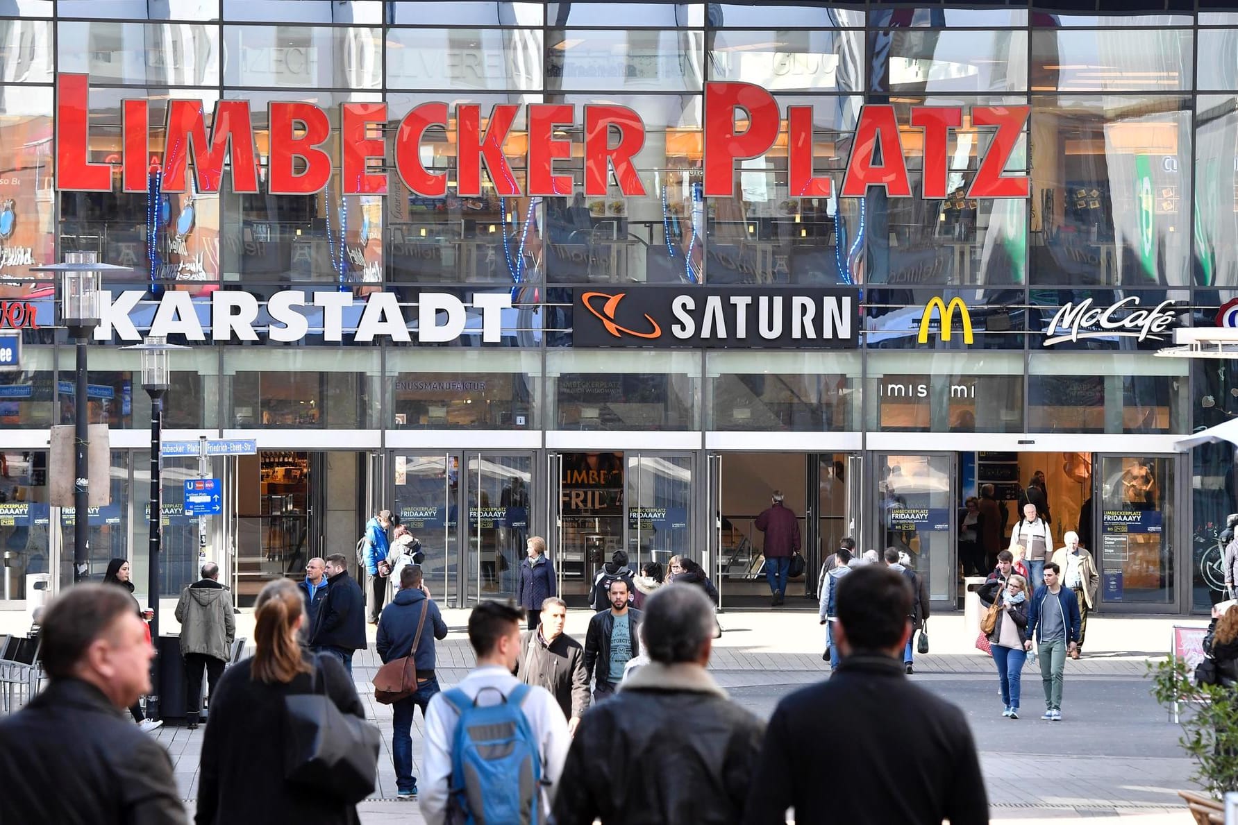 Das Einkaufszentrum "Limbecker Platz" war am Montag wieder geöffnet. Die Behörden ermitteln nach der Terrordrohung weiter.