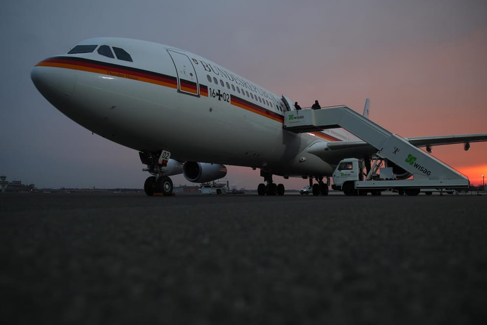 Der Airbus A340 "Theodor Heuss" der Flugbereitschaft der Bundeswehr steht bereits auf dem Rollfeld in Berlin-Tegel bereit, als der USA-Besuch der Kanzlerin kurzfristig abgesagt werden muss.