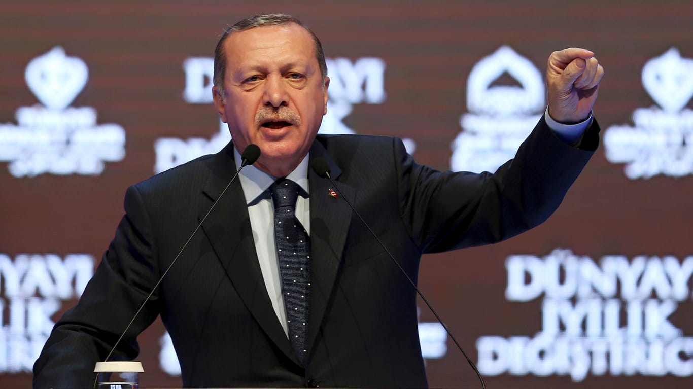 Der türkische Präsident Recep Tayyip Erdogan gießt weiter Öl ins Feuer.