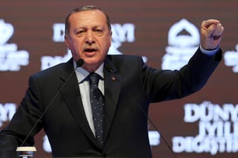Der türkische Präsident Recep Tayyip Erdogan gießt weiter Öl ins Feuer.