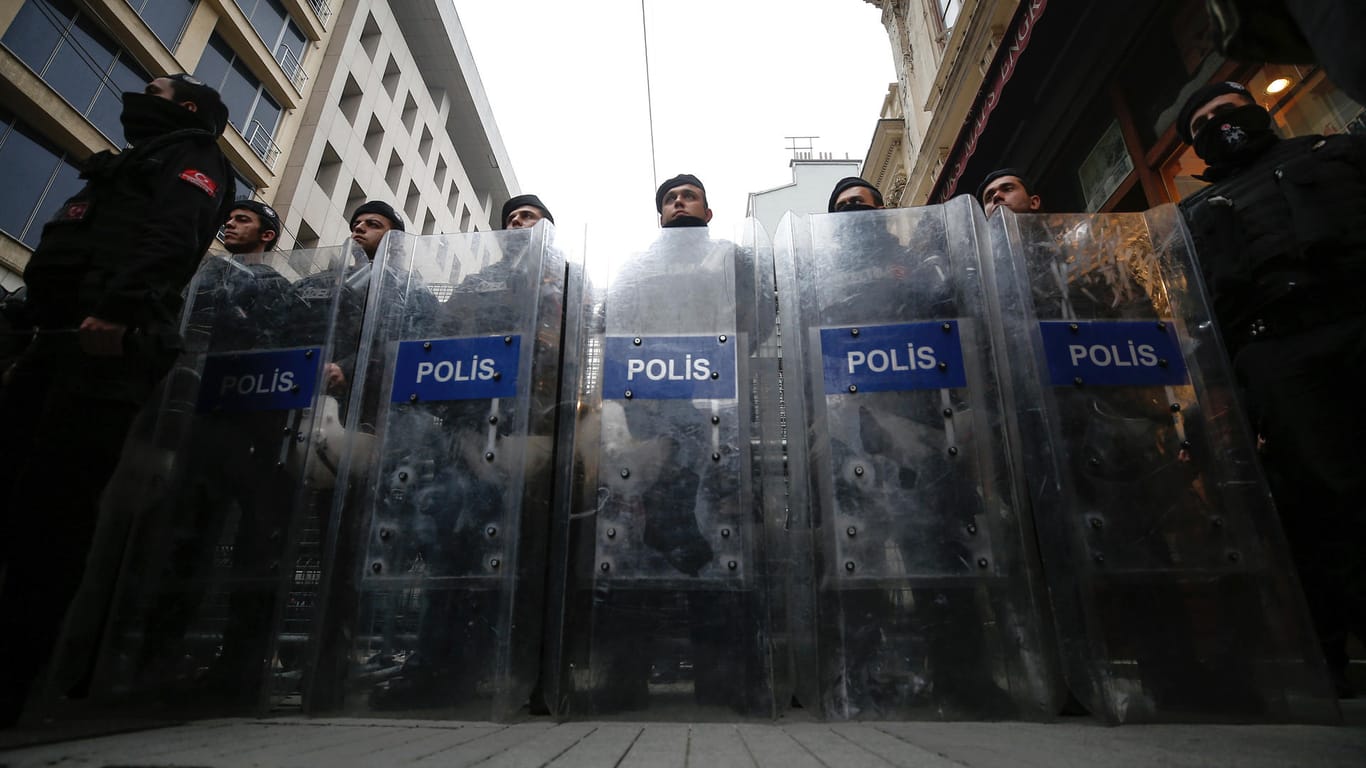 Schutz oder Aussperrung? Türkische Sicherheitskräfte riegeln das niederländische Konsulat in Istanbul ab.