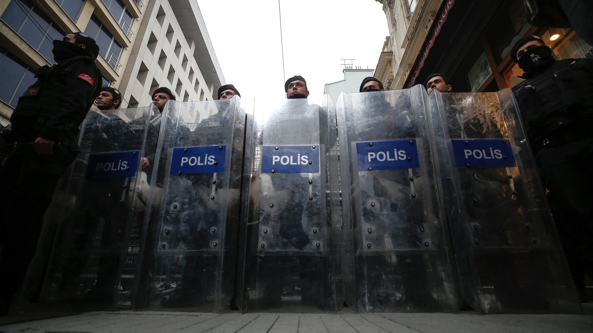 Schutz oder Aussperrung? Türkische Sicherheitskräfte riegeln das niederländische Konsulat in Istanbul ab. Schutz oder Aussperrung? Türkische Sicherheitskräfte riegeln das niederländische Konsulat in Istanbul ab.