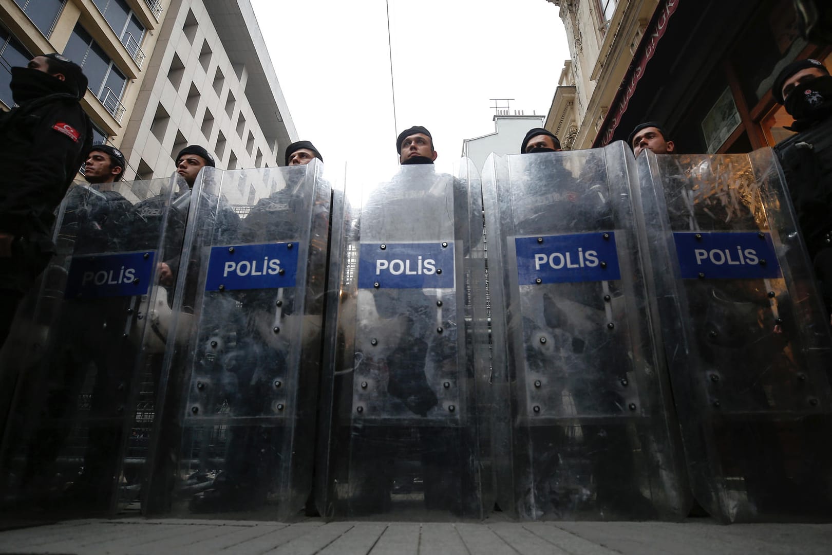 Schutz oder Aussperrung? Türkische Sicherheitskräfte riegeln das niederländische Konsulat in Istanbul ab.