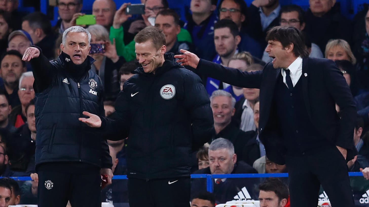 Da konnte der vierte Unparteiische schon wieder lachen: Mourinho und Conte leben sich an der Seitenlinie aus.