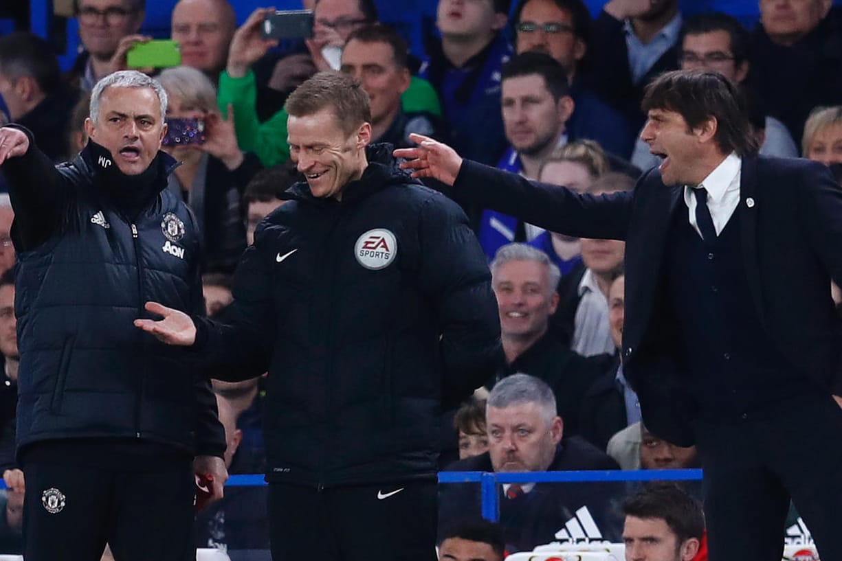 Da konnte der vierte Unparteiische schon wieder lachen: Mourinho und Conte leben sich an der Seitenlinie aus.