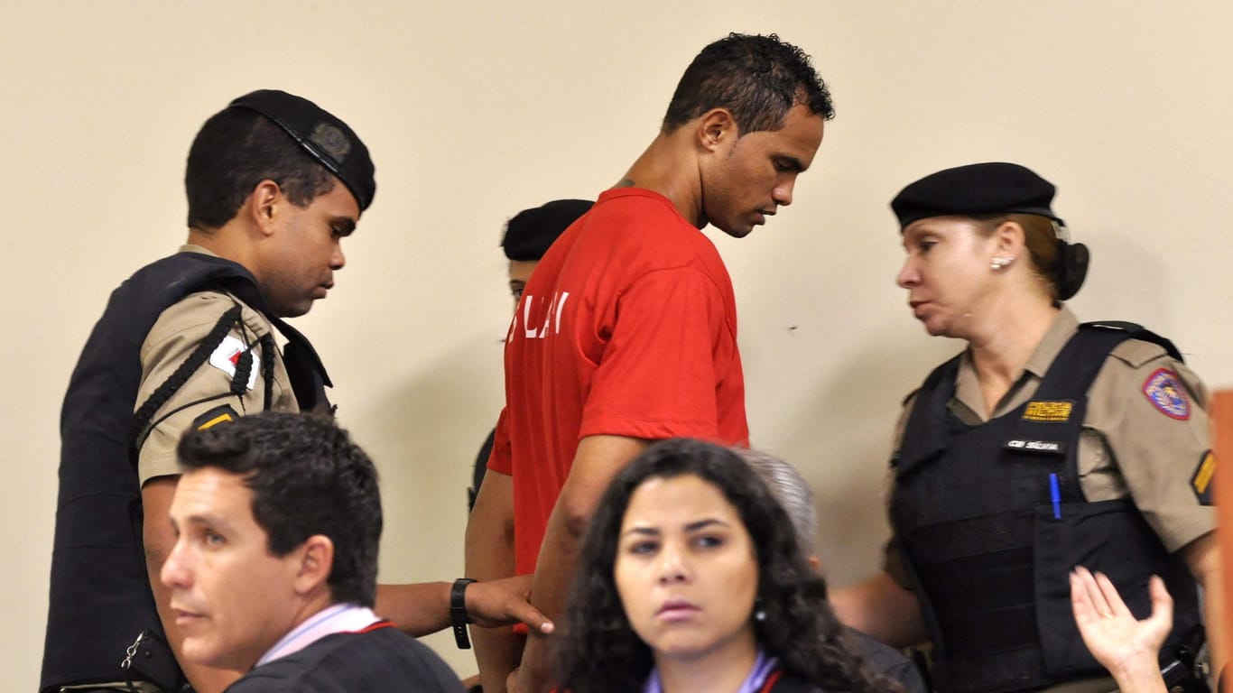 Bruno Fernandes wird abgeführt. Der Torhüter war 2013 zu einer Gefängnisstrafe von 22 Jahren und drei Monaten verurteilt worden.