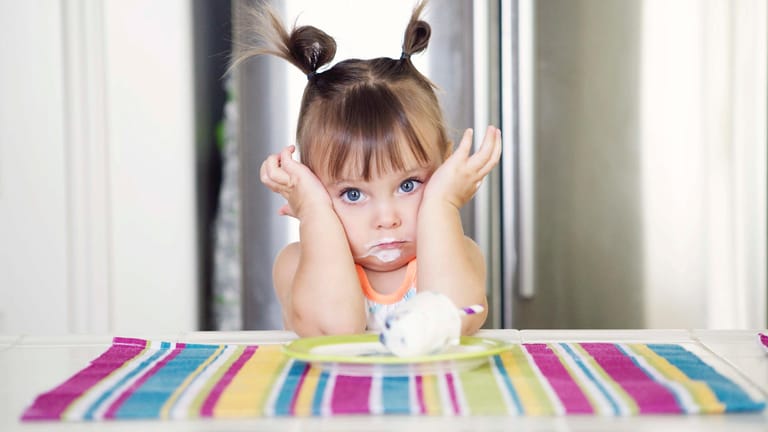 Kleines Mädchen isst Eiscreme
