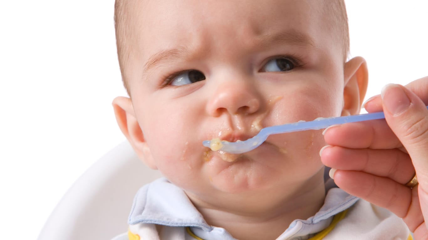 Ein Kleinkind wird gefüttert: Bei der "chewing and spitting"-Essstörung spuckt das Kind das Essen nach dem Kauen aus