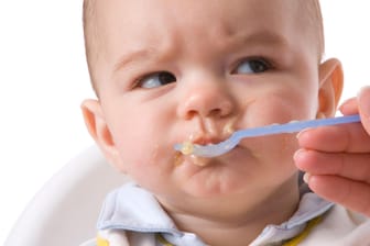 Ein Kleinkind wird gefüttert: Bei der "chewing and spitting"-Essstörung spuckt das Kind das Essen nach dem Kauen aus