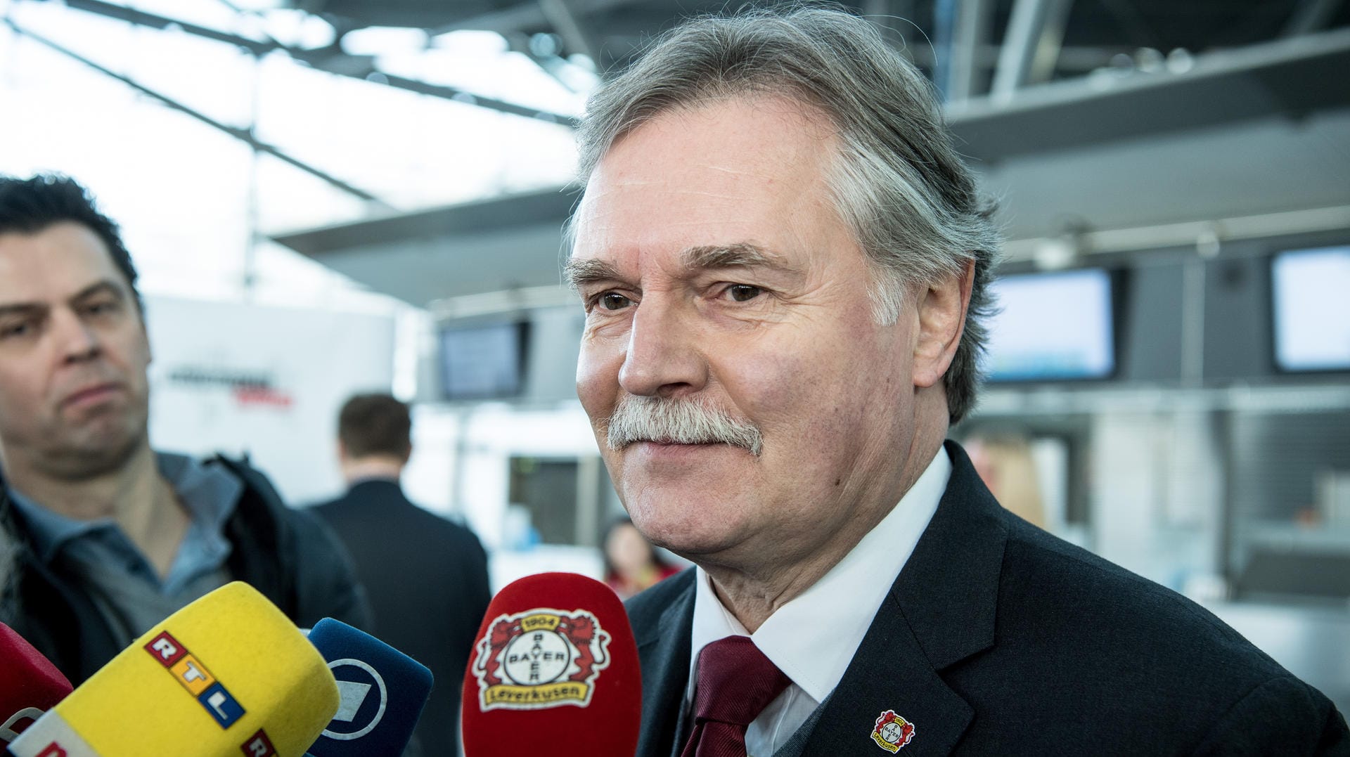 Bayer-Geschäftsführer Michael Schade vor dem Abflug nach Madrid.