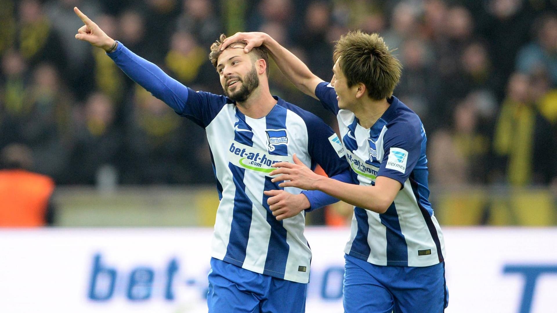 Marvin Plattenhardt (l.) feiert mit Genki Haraguchi sein Siegtor.