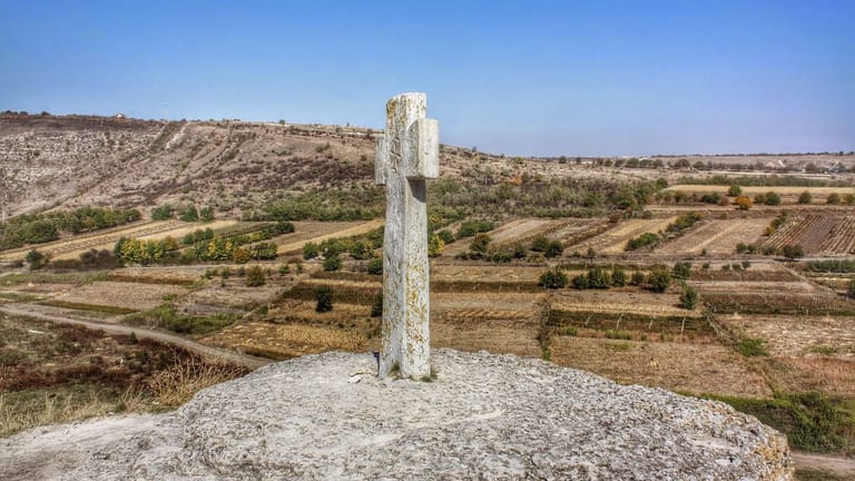 Steinernes Gipfelkreuz in karger Landschaft: Moldawien ist bei Urlaubern nicht gerade auf der Liste ganz oben
