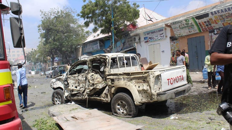 Zerstörter Pick-up auf einer unbefestigten Straße: Obwohl die Hauptstadt Mogadischu als relativ sicher gilt, kommt es immer wieder zu Anschlägen