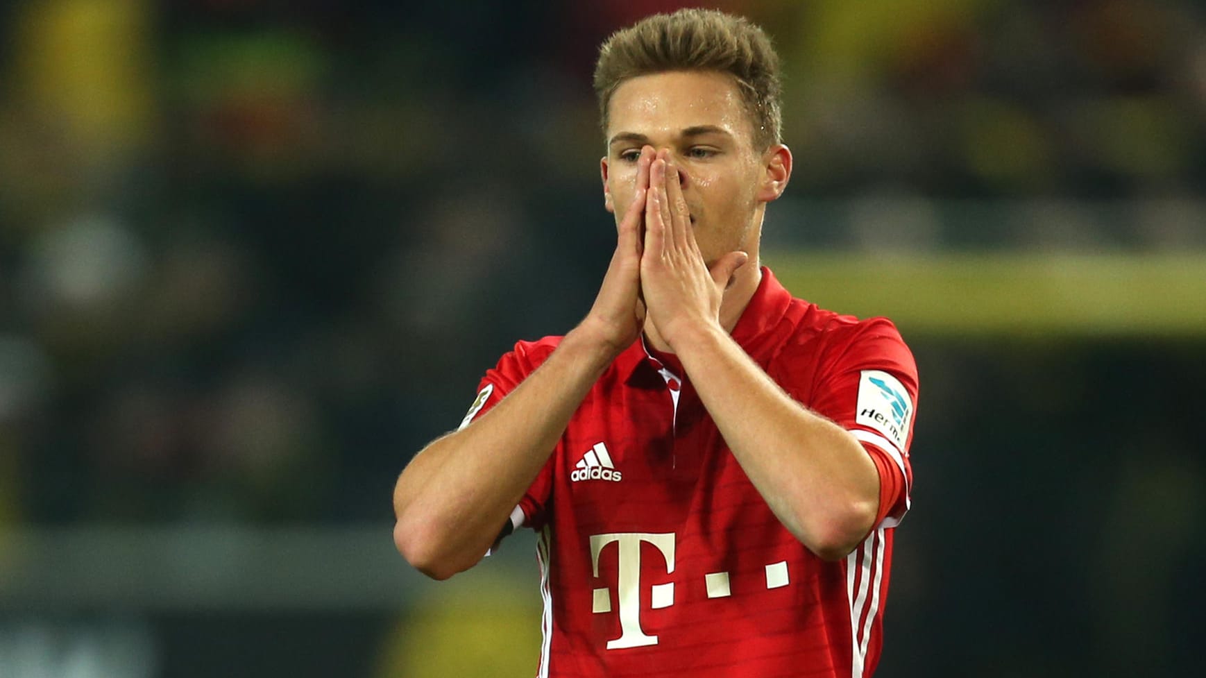 Joshua Kimmich vom FC Bayern München sitzt beim Rekordmeister meistens auf der Bank.