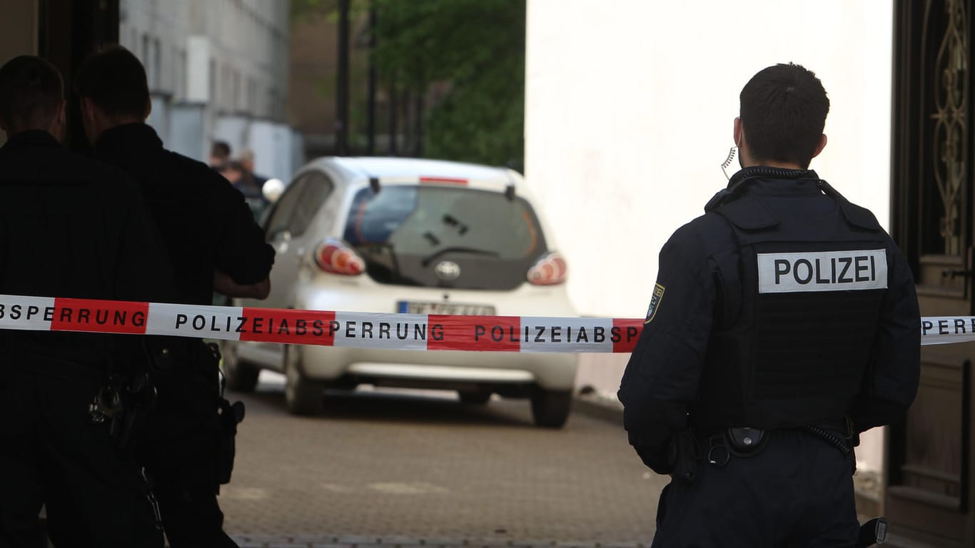 Polizisten stehen am 13. Mai 2016 in Dessau-Roßlau im Rahmen der Suche nach der vermissten Chinesin in einem Hauseingang.