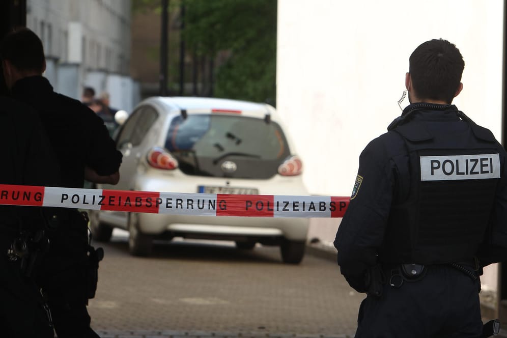Polizisten stehen am 13. Mai 2016 in Dessau-Roßlau im Rahmen der Suche nach der vermissten Chinesin in einem Hauseingang.