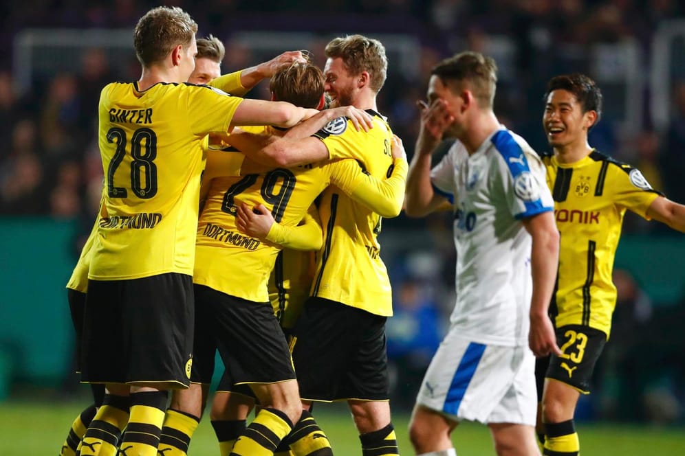 Dortmund feiert den Sieg gegen Sportfreunde Lotte.