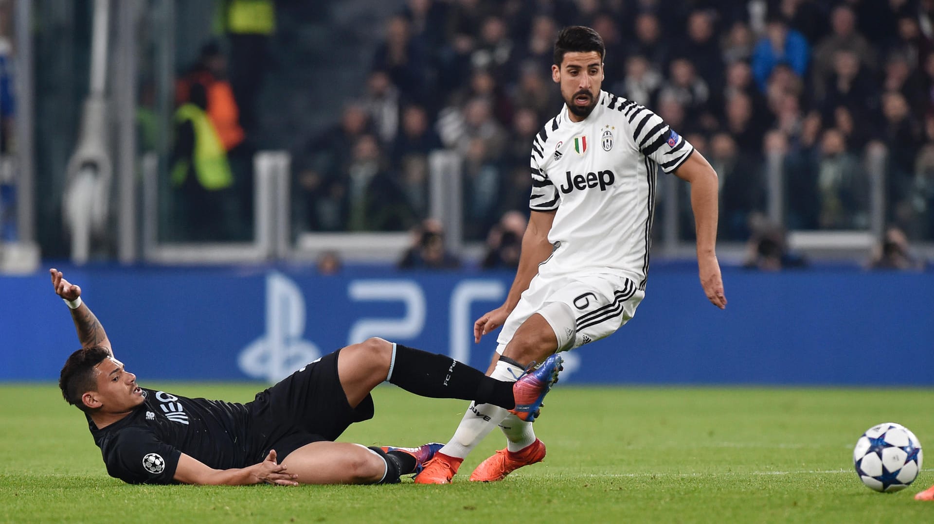 Sami Khedira (r.) im Zweikampf mit Portos Tiquinho Soares.