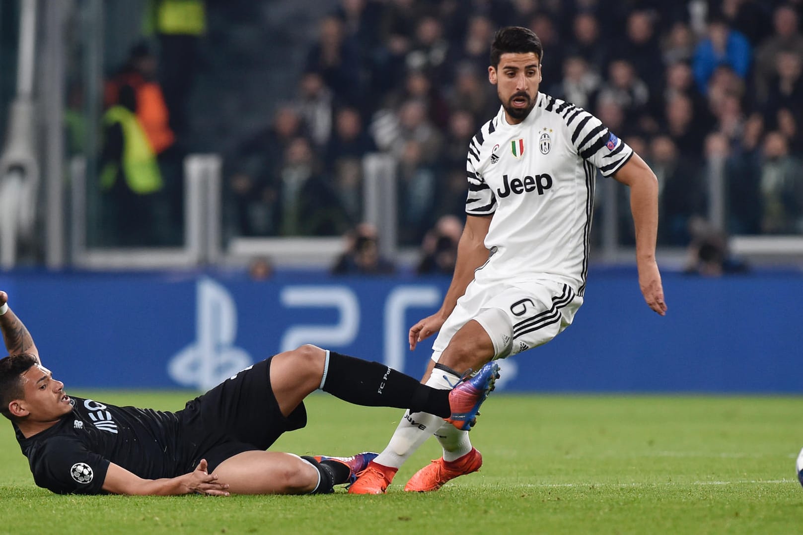 Sami Khedira (r.) im Zweikampf mit Portos Tiquinho Soares.