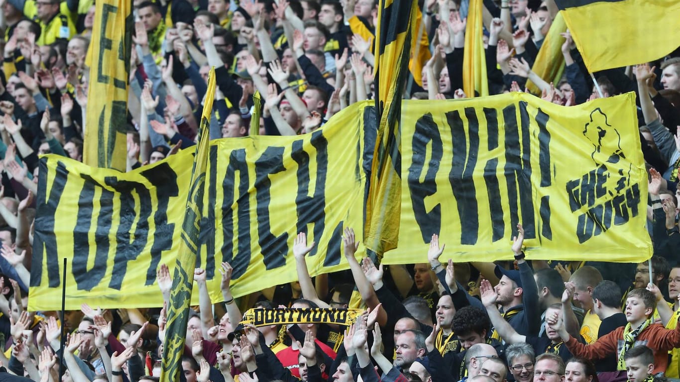 "Kopf hoch, Kevin!" - Die BVB-Fans sprechen ihrem ehemaligen Spieler nach seinem Rausschmiss in Stuttgart Mut zu.