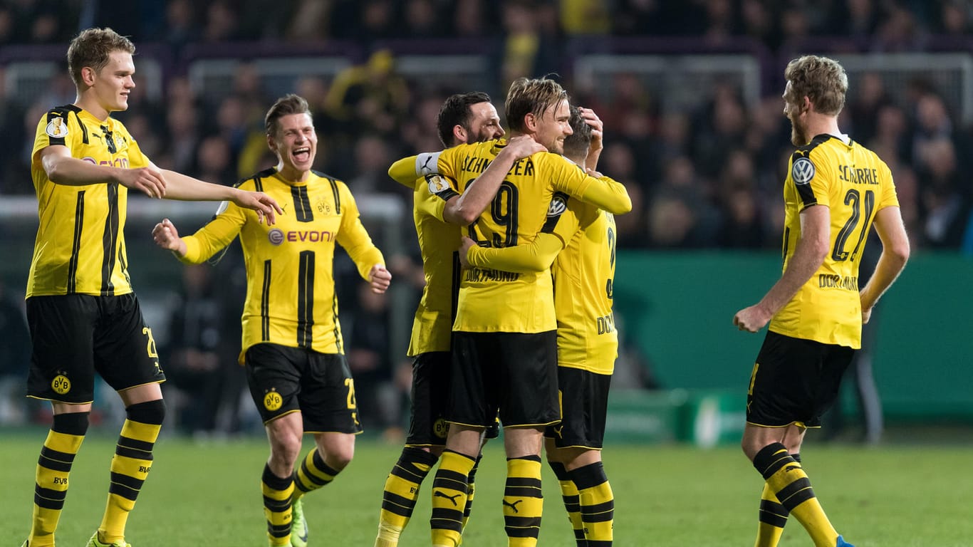 Dortmund bejubelt das Tor zum 0:3 gegen Lotte.
