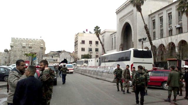 Syrische Sicherheitskräfte versammeln sich vor dem angegriffenen Justizgebäude in Damaskus. Syrische Sicherheitskräfte versammeln sich vor dem angegriffenen Justizgebäude in Damaskus.