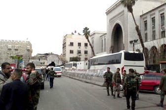 Syrische Sicherheitskräfte versammeln sich vor dem angegriffenen Justizgebäude in Damaskus.