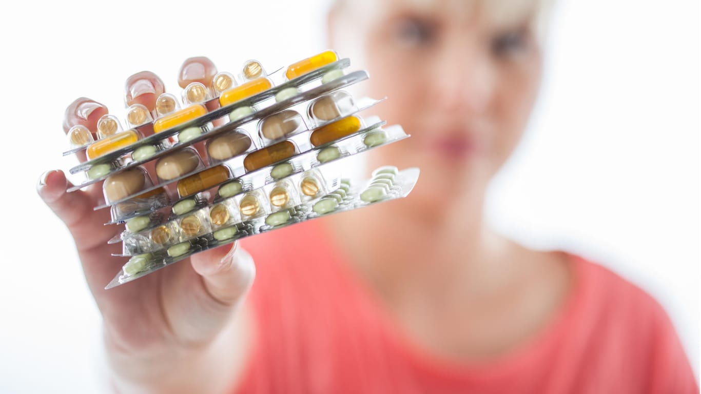 Medikamententests: Eine Frau hält Tablettenpackungen in der Hand